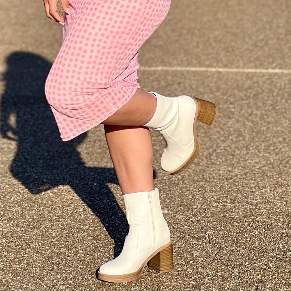 Women's Jenna Platform
Boots - Universal Thread™
Off-White 8